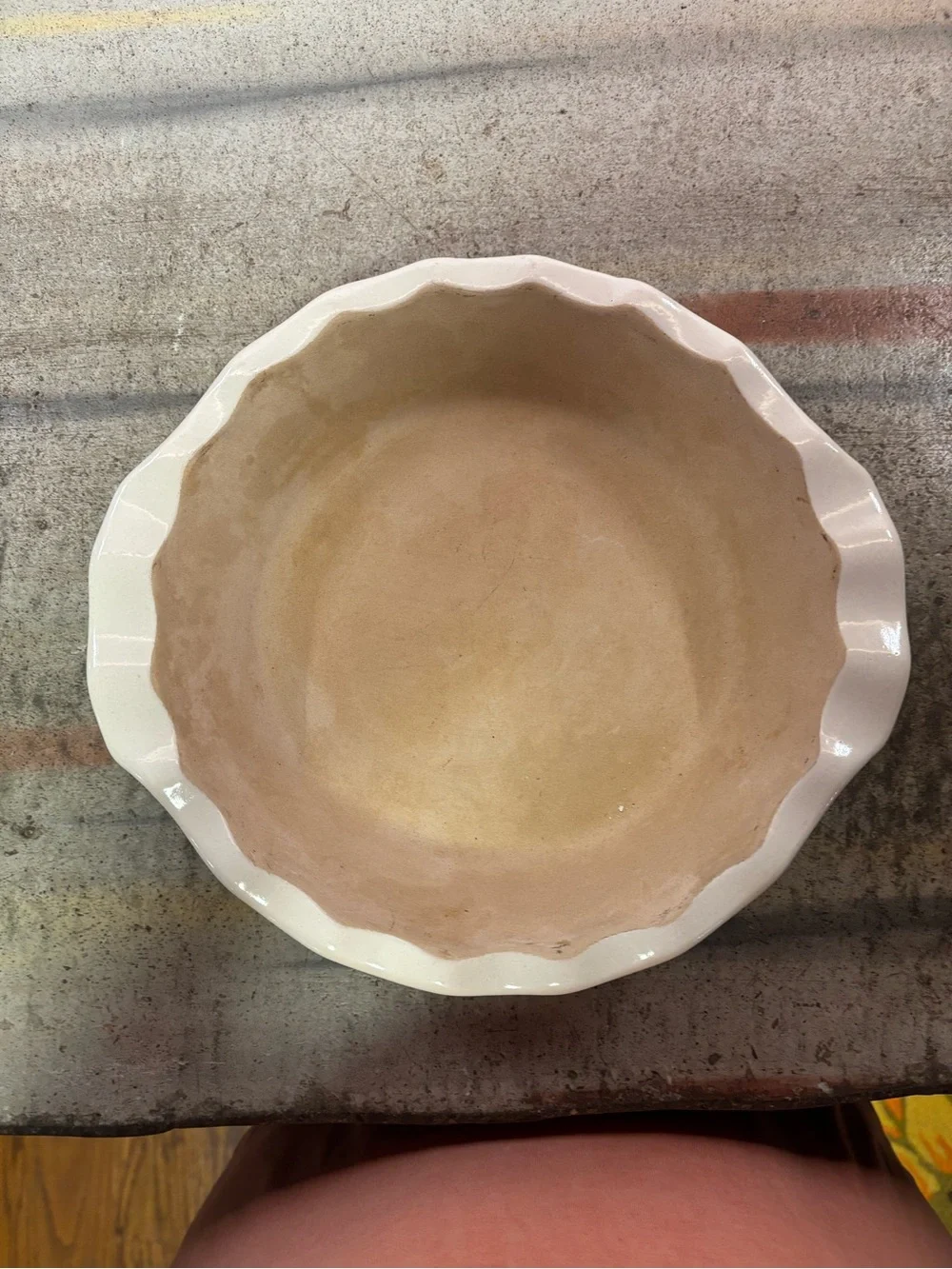 The Pampered Chef scalloped ceramic 9” pie dish in cream and white